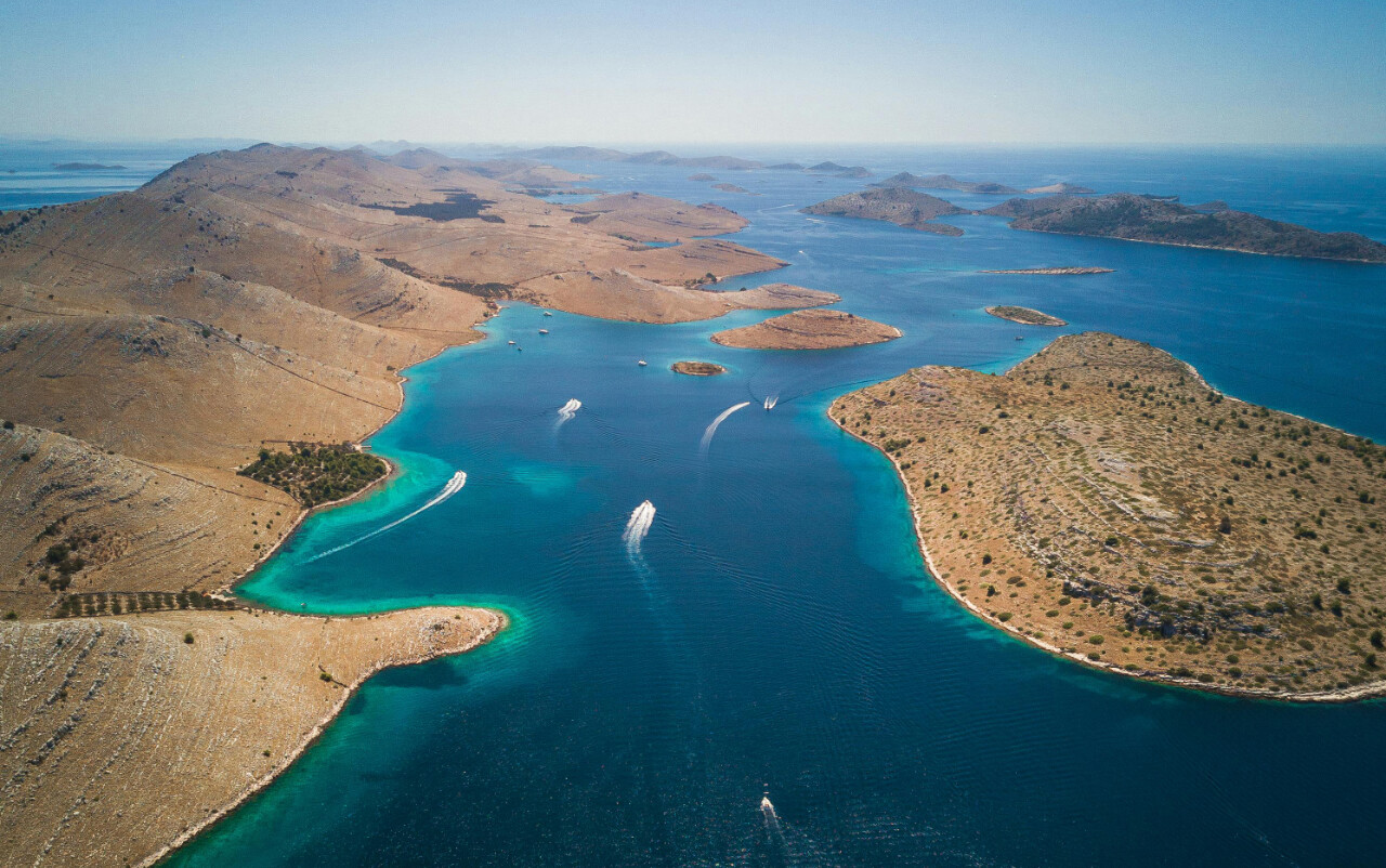 Kornatski arhipelag, s više od 80 netaknutih otoka i otočića, nudi dojmljive krajolike, otvorene horizonte, izvrsna sidrišta i šarmantne konobe, što ga čini nezaobilaznim jedriličarskim odredištem na Jadranu.