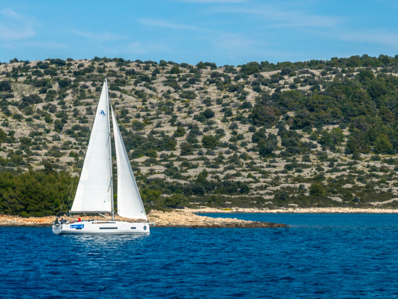 Prvić očarava nautičare mirnim uvalama, povijesnim šarmom i autentičnim životom dalmatinskog otočnog mjesta.