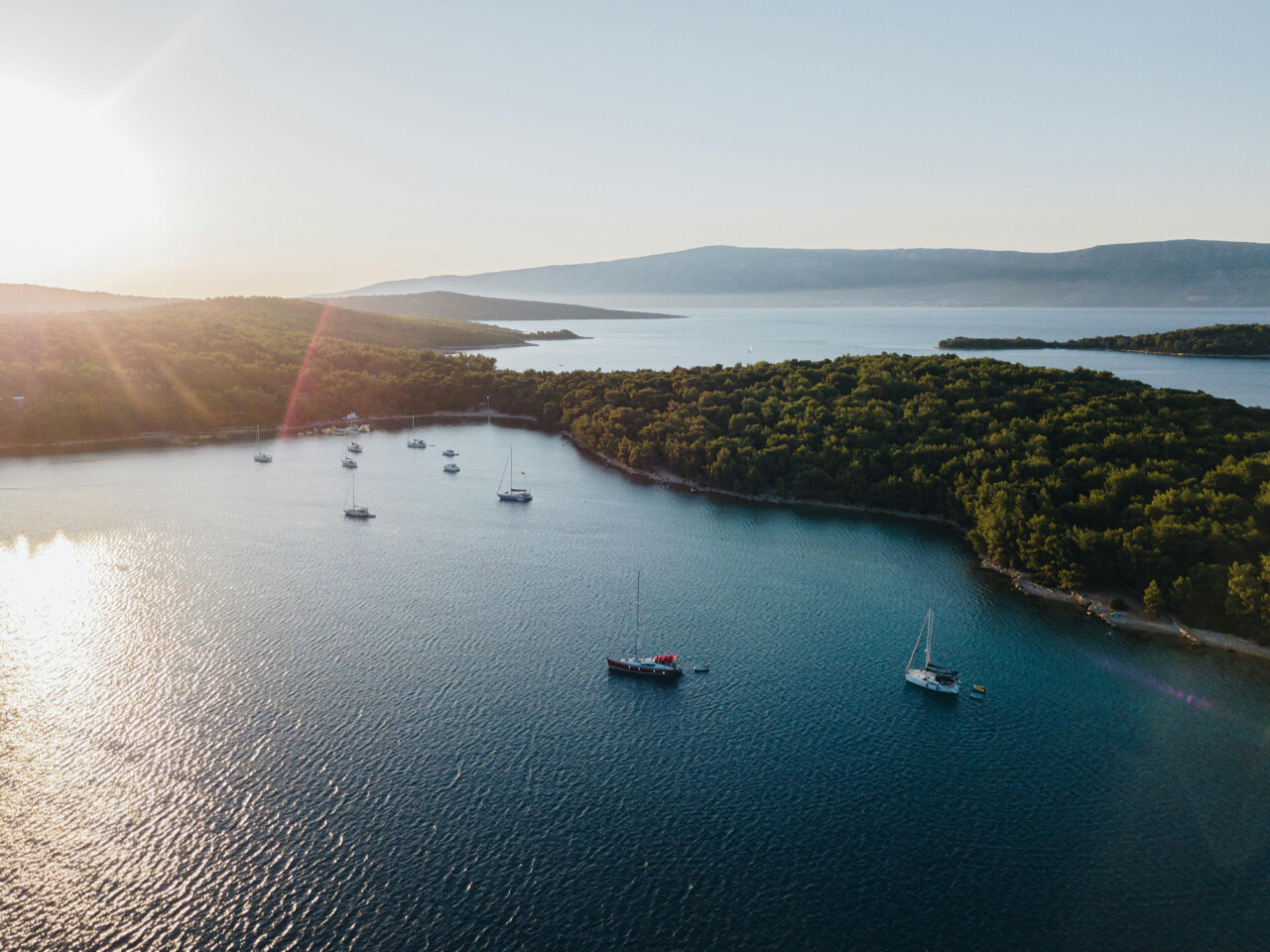 Kaprije privlači nautičare ulicama bez automobila, gostoljubivim lukama i autentičnim jadranskim ozračjem.